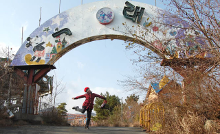 Illustration for article titled The Crumbling Chaos of Abandoned Amusement Parks